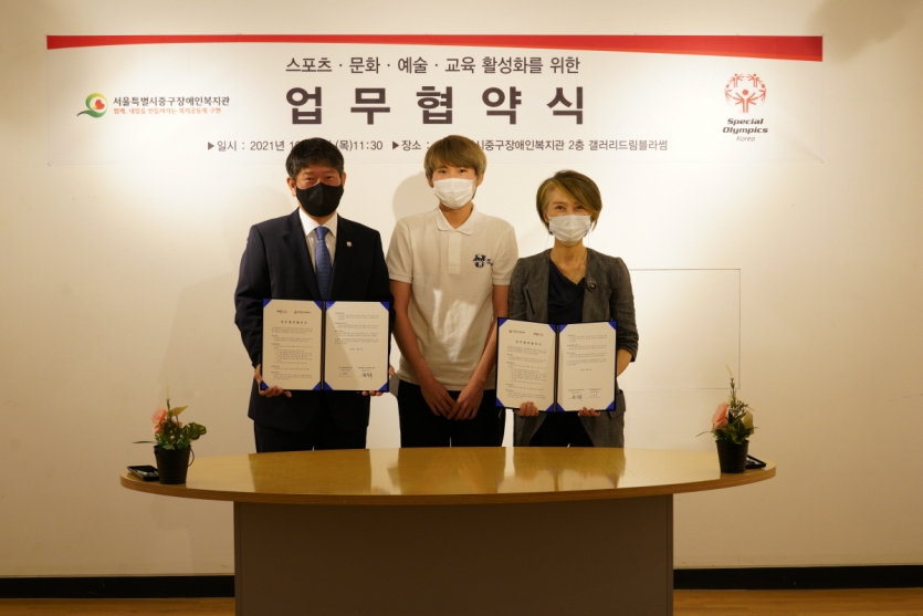 서울특별시중구장애인복지관 정진옥 관장(오른쪽)과 배드민턴 김영호 선수위원(가운데)와 스페셜올림픽코리아 이용훈 회장(왼쪽) 기념촬영